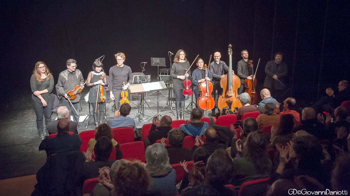 altremusiche_it's tweet photo. È iniziata “Crossroads” la nuova stagione di @sentiselvaggi presso il Teatro Elfo-Puccini [Testo di Luca Bertini, Foto di Giovanni Daniotti]
https://t.co/J9k7T1yuD3
 #altremusiche #turnage #donatoni #adams https://t.co/t6zyUWLZVA