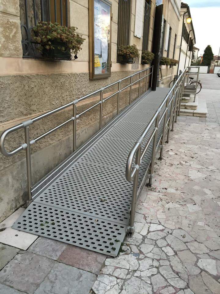 SMDMsrl's tweet photo. Rampa modulare componibile. Una soluzione rapida e pratica ed a norma per il superamento di dislivelli. Contattateci al sito https://t.co/Etyv5Anmj8 https://t.co/Y9IwNBb4Sz