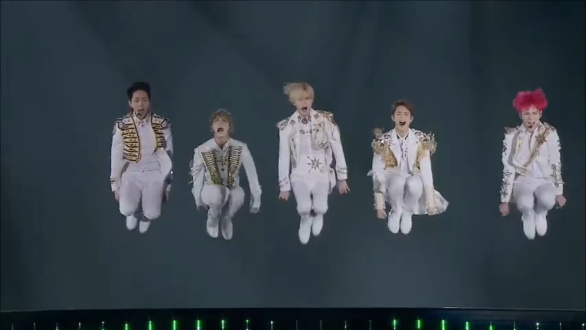 SHINee_Irie's tweet photo. level of synchronization: when SHINee defies gravity https://t.co/6QvvrScBVx