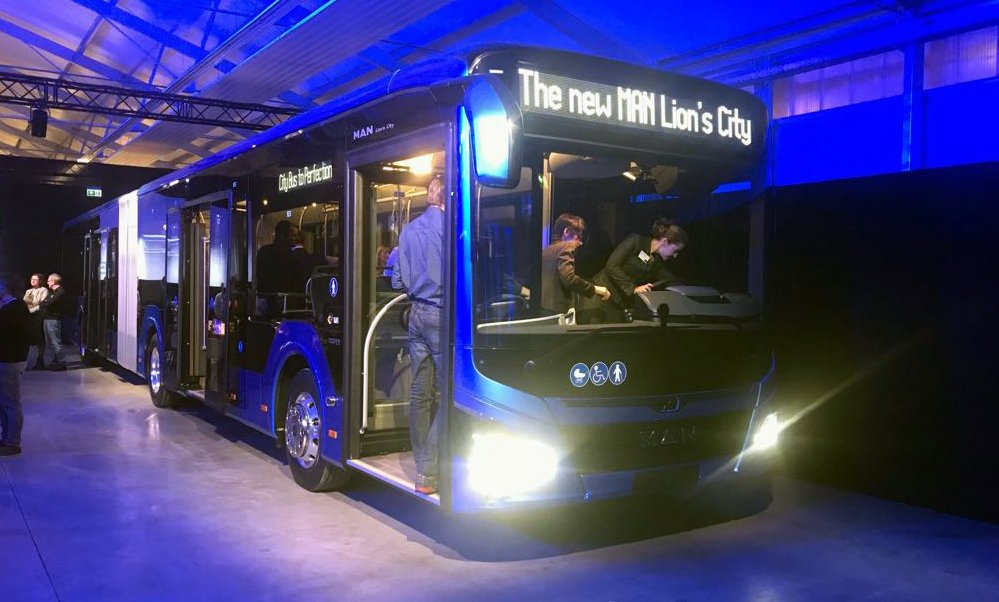 MAN_Iberia's tweet photo. Estamos en #BusDays. Tras 7 años de trabajo lanzamos el nuevo #bus MAN Lion's City. Diseño totalmente renovado, más eficiencia, luces led traseras y delanteras y muchas mejoras en confort para pasajeros y ergonomía para conductores https://t.co/vejXjG6IVS