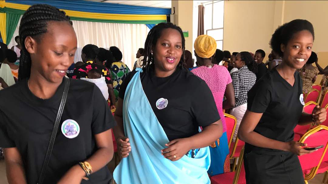 RemeraRwanda's tweet photo. Abagore barishimira uruhare rwabo mukubaka u #Rwanda twifuza. Bamuritse bimwe mubikorwa bakora bibafasha kwiteza imbere. Barashimira kandi ubuyobozi bwiza burangajwe imbere na Nyakubahwa @PaulKagame bwabahaye ijambo bakabasha gufatanya nabandi mukubaka igihugu. @PaulKagame https://t.co/TSGa6FkqVB