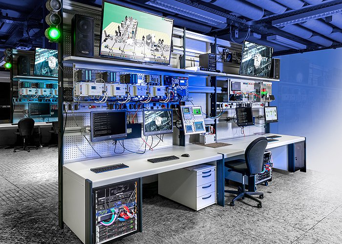 Neue Kooperation für unser IT-Sicherheitslabor am Fraunhofer IOSB (#Cybersecurity in der vernetzten Produktion): Wir bieten Weiterbildungen zusammen mit der Deutschen Gesellschaft für Qualität (DGQ) an. Infos: ow.ly/Hexj30iPfjM 
#Industrie40 #ITSicherheit #Weiterbildung