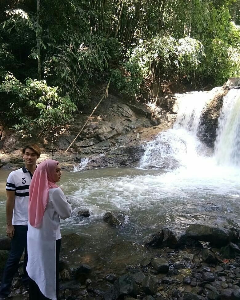 CahayaIzzah01's tweet photo. Behind the scene episod AKHIR (malam ni)
-Scene Ku Ryan &amp; Qila di tepi air terjun😍
-Saya teka yg ni ending scene drama Lafazkan Kalimah Cintamu 😚

#LafazkanKalimahCintamu #10mlm #AstroRia https://t.co/PgLFzbLkta