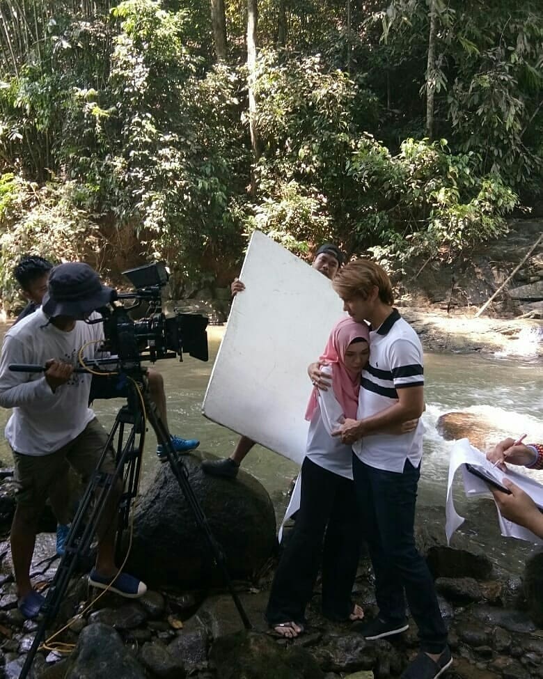 CahayaIzzah01's tweet photo. Behind the scene episod AKHIR (malam ni)
-Scene Ku Ryan &amp; Qila di tepi air terjun😍
-Saya teka yg ni ending scene drama Lafazkan Kalimah Cintamu 😚

#LafazkanKalimahCintamu #10mlm #AstroRia https://t.co/PgLFzbLkta
