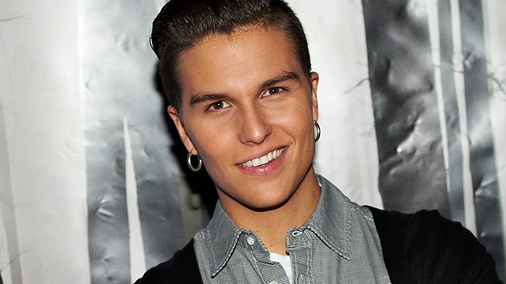 #NowPlaying Ready To Love by <a href="/AtleOfficial/">Atle Pettersen</a> #listen at hothitsuk.com
 Buy it goo.gl/9xvXeR