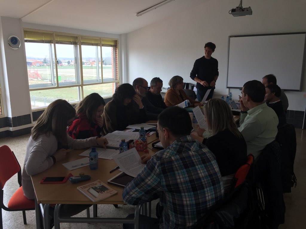maiteroes's tweet photo. #FLZAMORA18 Gran Jornada de trabajo con los equipos del CFIE de Zamora y Benavente. Enganchados a tope al “Escape Book”. Si estás interesado en participar con nosotros del juego del que no podrás escapar, no olvides inscribirte en la VI Jornada Provincial de Fomento de la Lectura https://t.co/OIr7d4MyDB