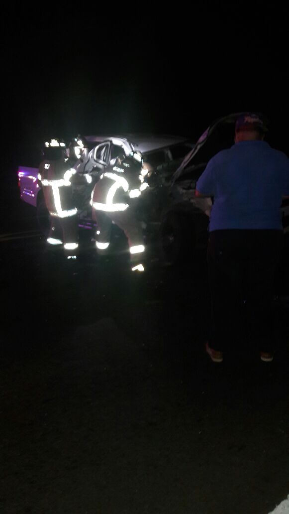 Personal de la Estación de Bomberos de Las Tablas, @bomberolosanto atendieron hecho de tránsito, en la rotonda cerca a la universidad de Las Tablas, dos herido, pick up colisiona con  un articulado, ambulancia del 911 evaluaron y trasladaron
