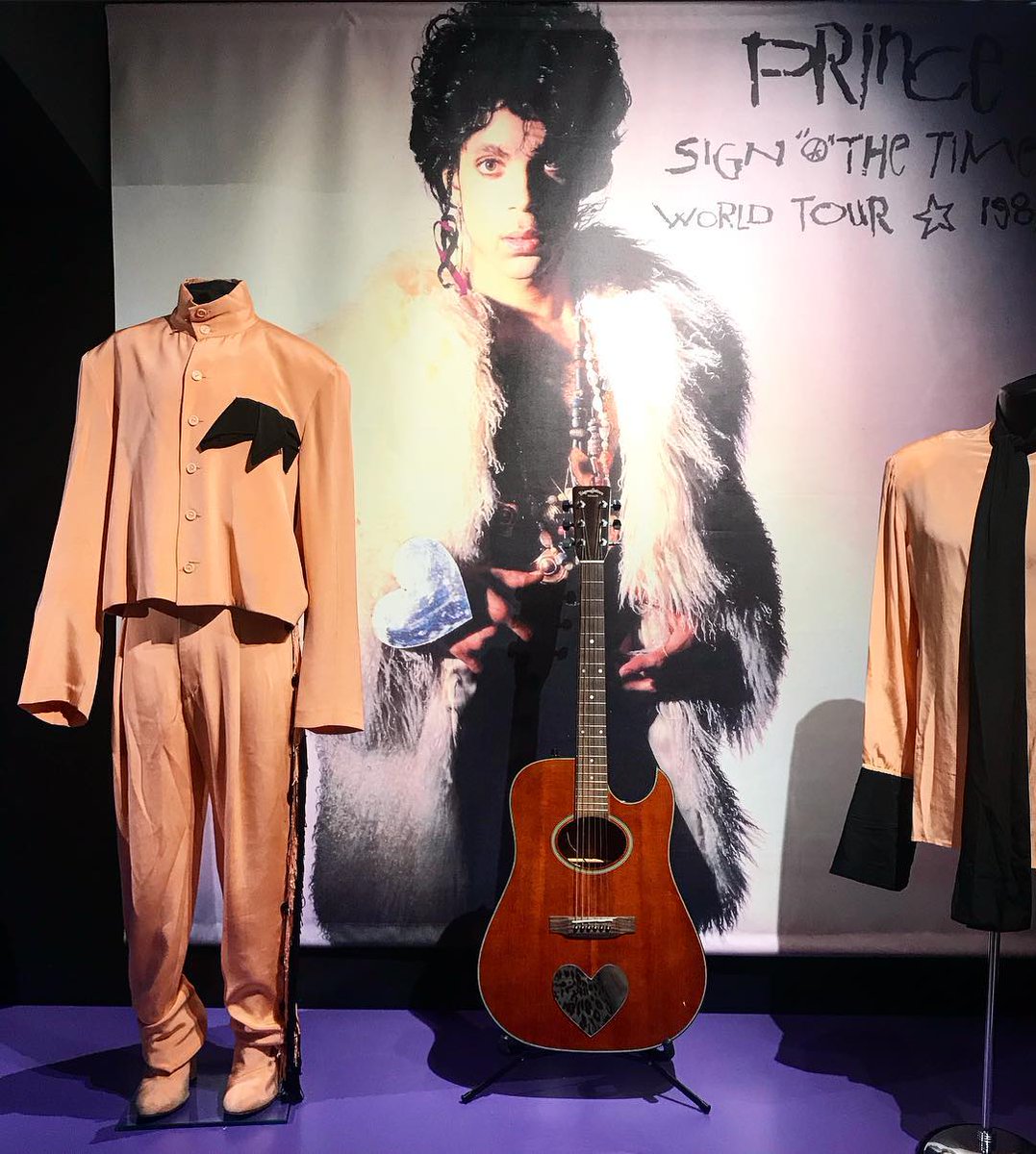 serpan99's tweet photo. Review (in Dutch) by 
@GabyFecken of #MyNameIsPrince - The official @PaisleyPark @PrinceExpo exhibition at @BeursVanBerlage #Amsterdam #PrinceAmsterdam #PRINCE4EVER 😎💜

➡️ https://t.co/gU0I6MvOgv https://t.co/8HL7Gu75U3