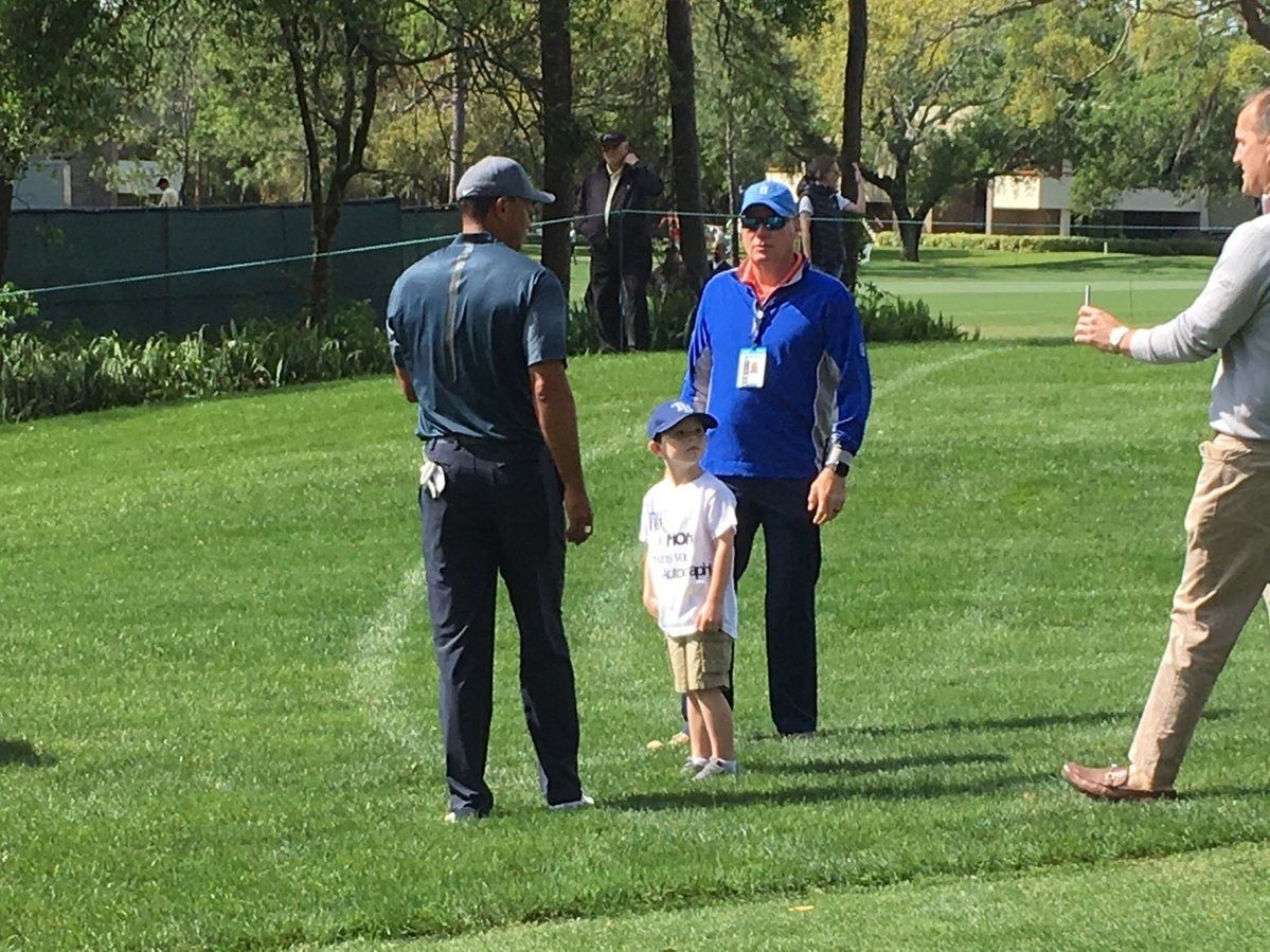 GreatBearGC's tweet photo. Tiger Woods signed an autograph for a kid who snuck inside the ropes during Tiger's practice round at the Valspar Championship https://t.co/WoAA4GWeNl https://t.co/OvO3TcE5JF