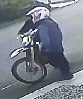 MerseyPolice's tweet image. We are issuing CCTV images of two males we wish to speak to following burglaries in #Lydiate and #Maghull yesterday. For details see link, and please ensure you pass any info to 101, @MerPolCC, or @CrimestoppersUK on 0800 555 111. #OpCastle #BeatTheBurglar goo.gl/ee4zM2