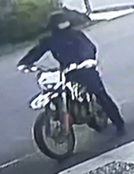MerseyPolice's tweet image. We are issuing CCTV images of two males we wish to speak to following burglaries in #Lydiate and #Maghull yesterday. For details see link, and please ensure you pass any info to 101, @MerPolCC, or @CrimestoppersUK on 0800 555 111. #OpCastle #BeatTheBurglar goo.gl/ee4zM2