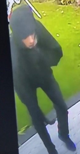 MerseyPolice's tweet image. We are issuing CCTV images of two males we wish to speak to following burglaries in #Lydiate and #Maghull yesterday. For details see link, and please ensure you pass any info to 101, @MerPolCC, or @CrimestoppersUK on 0800 555 111. #OpCastle #BeatTheBurglar goo.gl/ee4zM2