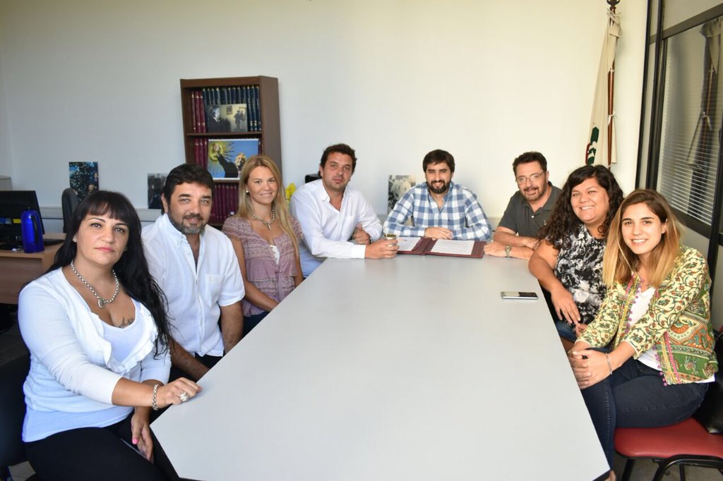 fredycarrascook's tweet photo. En un día en donde todos debemos pronunciarnos a favor de la igualdad de los derechos entre mujeres y hombres, junto a todos los bloques del Concejo Deliberante, firmamos un proyecto para que a partir de las próximas elecciones haya paridad en los cupos. https://t.co/qDtf6N3Rnk