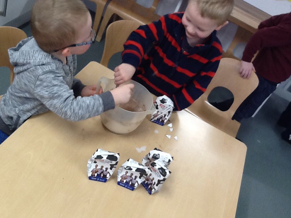 WilliamstonELC's tweet photo. Children enjoyed a visit from the fairtrade bananas this afternoon to show them what we were having for our end of fairtrade snack #fairteade #bananas #childrenshowingsnackchoicetoendthierweek https://t.co/IP5lrxcCVw