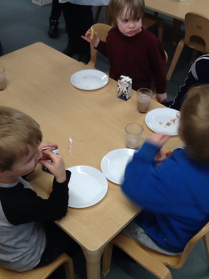 WilliamstonELC's tweet photo. Children enjoyed a visit from the fairtrade bananas this afternoon to show them what we were having for our end of fairtrade snack #fairteade #bananas #childrenshowingsnackchoicetoendthierweek https://t.co/IP5lrxcCVw