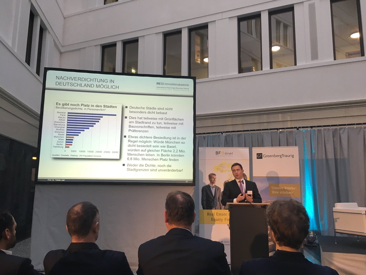 ZIAunterwegs's tweet photo. Es gibt noch viel Platz in unseren Städten sagt Prof. Just von der @IREBS_Akademie bei #2018ReCon https://t.co/shhWU0VAD5