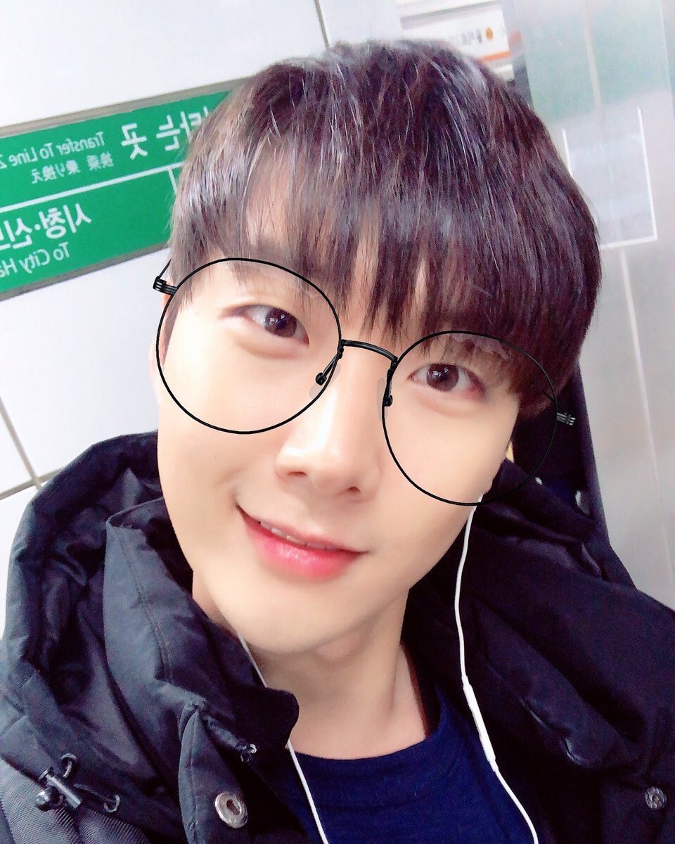 Mmoboys_ar's tweet photo. 180308 [انستقرام وتويتر تايوونق]
2018.03.08 طالب جامعة ㅋㅋㅋㅋㅋㅋㅋㅋㅋ من الاسبوع القادم ولاحقاً الجو سيكون أكثر دفئاً . كونوا حذرين من الغبار #يوم_ميلاد_سعيد https://t.co/hR4lP2nH7R