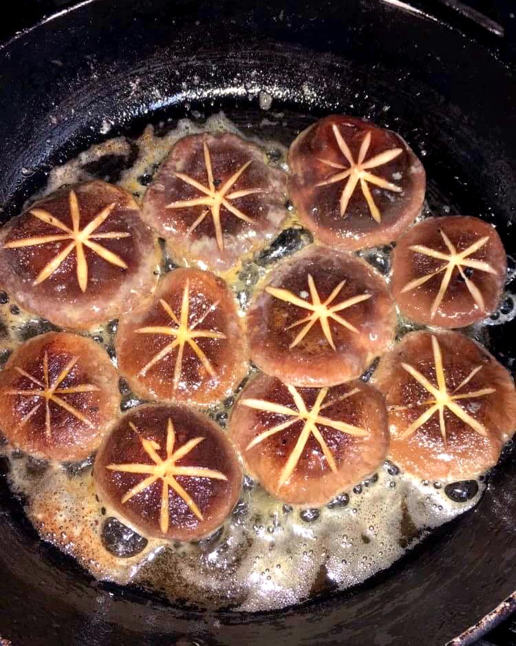 Shiitake mushrooms cooking in miso butter 🍄
#shiitakemushrooms #qualityingredients #cheflife

@oliverkayproduce @AAHospitality @MichelinGuideUK @HardensBites @sugarvinetrade @GoodFoodGuideUK