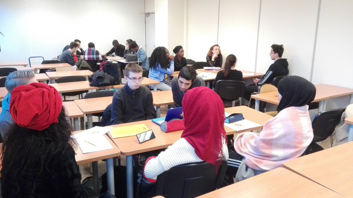 Défi : 5 séances pour monter 3 projets ESS avec 20 étudiants en licence... Au menu : la sous-représentation du rap dans les média, l'illettrisme en France et la surconsommation alimentaire.