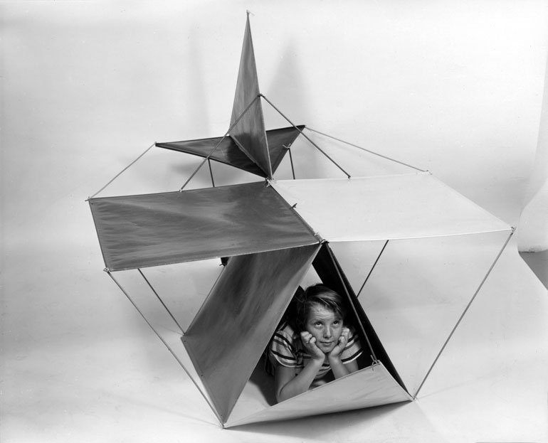 alejandrocsome's tweet photo. Ray Eames

Alemana inició su carrera como estilista y pintora abstracta. En 1920, fue la primera mujer en ser directora de la compañía Werkund. Trabajo con  Mies van der Rohe durante 13 años. Con una alta y excelente produccion de pensamiento y de diseño.

https://t.co/JSsReMg1aB https://t.co/q5OjXWymDl