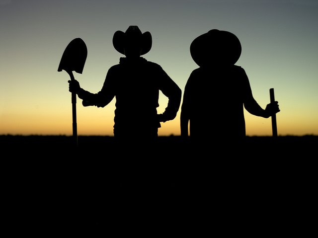 CIMMYT's tweet image. #CIMMYT is committed to ensure #GenderAnalysis is at the core of our research projects. It provides important info on #women&apos;s &amp;amp; men’s different needs &amp;amp; opportunities in agriculture. A must in all #Ag4Dev projects! Gender equality benefits everyone. #IWD2018 #PressforChange