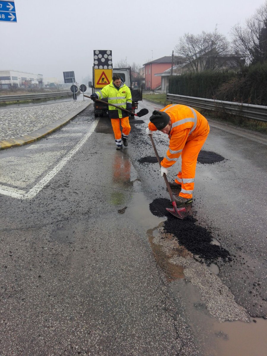 provinciamodena's tweet photo. Operatori della Provincia impegnati negli interventi x chiusura buche provocate dal maltempo, hanno lavorato giov8 marzo in particolare lungo la SP623 Vignolese da Modena al casello di Mo sud e SP413 da Modena a Carpi fino a Novi. #stradePROVMO @GCMuzzarelli @ModenaPM @trc_tv https://t.co/LlaFHwrGNV