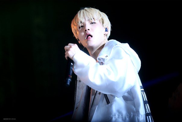 Chyh_Chu's tweet image. Ну что Юнги - оппа
Наша сахарная попка
Вот и наступил твой день рождения 
Круто, да ? 
Стареешь дед 
Ну ничего
Мы тебя и стареньким любим
❤💜❤💖💕💜💕💖💜❤👌