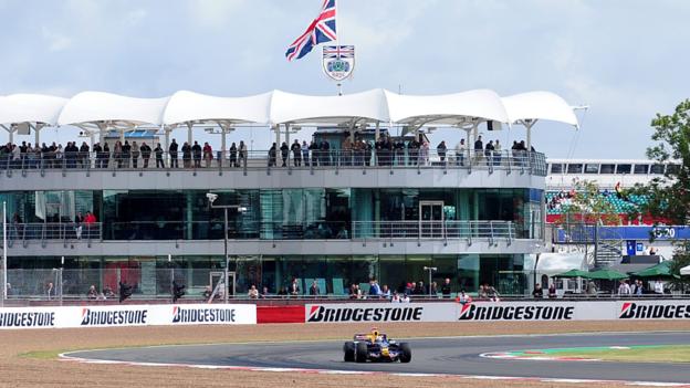 GoGoGoF1's tweet image. British Grand Prix: Formula 1 boss Ross Brawn 'optimistic' on Silverstone future dlvr.it/QKFPk6