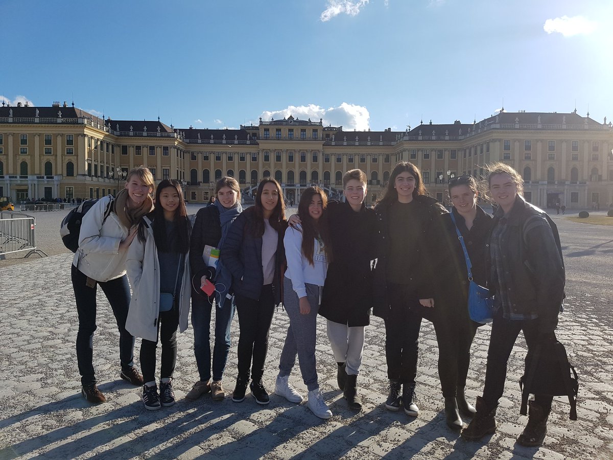 missbeaudet's tweet photo. Beautiful Day in Vienna! @TheSHSM #eurotrip2018 #Austria https://t.co/QEV0nZYInS