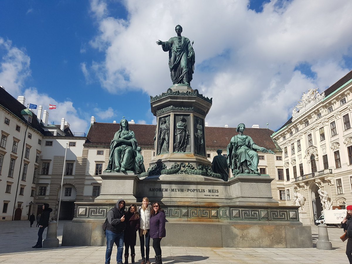 missbeaudet's tweet photo. Beautiful Day in Vienna! @TheSHSM #eurotrip2018 #Austria https://t.co/QEV0nZYInS