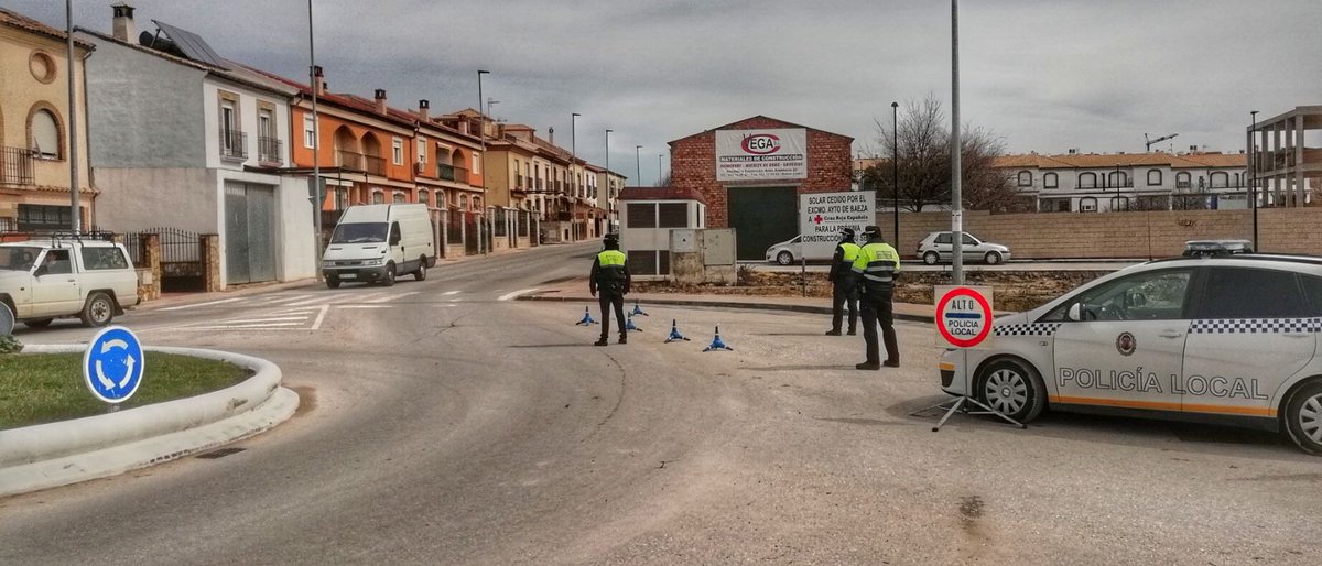 POLILOCALBAEZA's tweet photo. Si conduces no olvides llevar en el vehículo. -carnet de conducir o permiso de conducir, según el vehículo. -Permiso de circulación del vehículo o autorización provisional expedida. -Tarjeta de ITV y pegatina correspondiente. No es obligatorio llevar la póliza de seguro. https://t.co/T98QG9YZGP