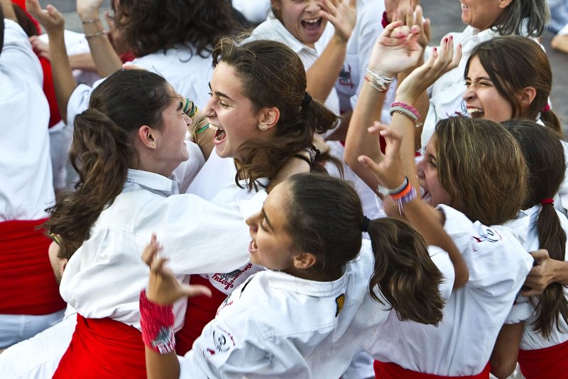 Tornaveu's tweet photo. Aquest diumenge, primera actuació de les @donesfalconeres, a Vilanova i la Geltrú https://t.co/ZLiFZuo2I2 https://t.co/OqCjaKyDst
