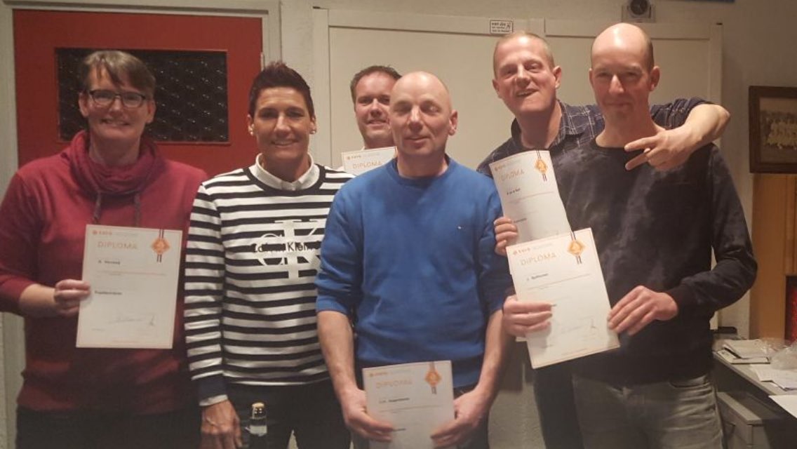 In november zijn <a href="/voetbalsvaurora/">SV AURORA</a> trainers Annemiek, Alex, Harold, Bas en Jos met 15 andere jeugdtrainers uit de regio in Werkhoven gestart met de <a href="/KNVB/">KNVB</a> Pupillencursus. Afgelopen maandag kregen ze uit handen van ex-international en cursusleidster Liesbeth Migchelsen hun diploma.