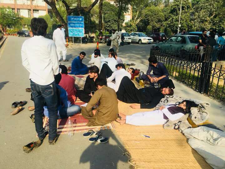 Khadimhussain4's tweet photo. Pashtun and Baloch students at #punjabuniversity thrown on pavements. It's not acceptable. The #punjabuniversity admin must resolve their problems otherwise it will cause more alienation among the Pashtuns and the Baloch. #StopRepressionAgainstStudents @NadeemSarwarPSF https://t.co/peVRDx64Ob