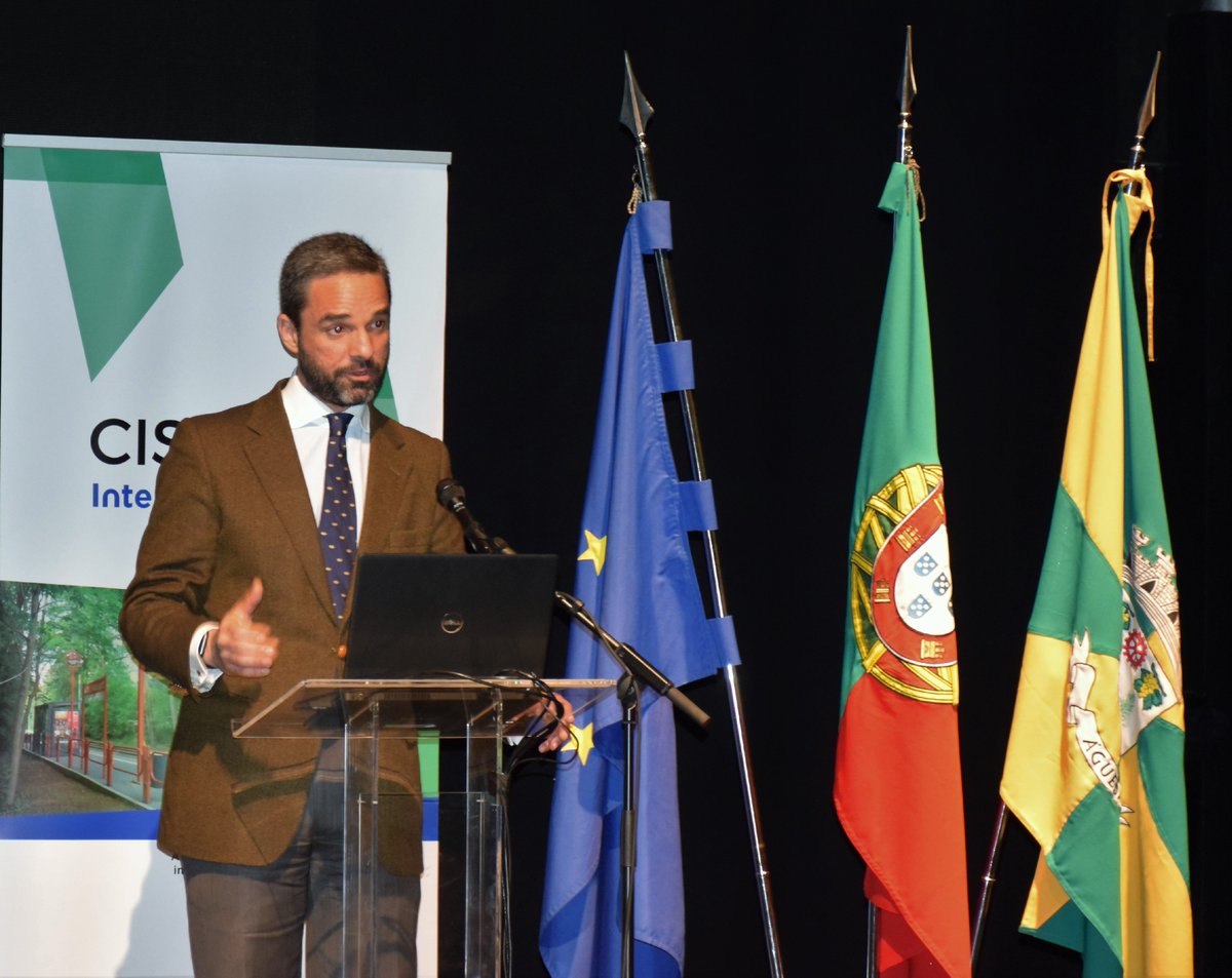 InterregCismob's tweet photo. Nuno Maria Bonneville, Executive Board Member of MOBI.E, is presenting a discussion about the Electric Mobility in Portugal. #CISMOB https://t.co/ha7QGaF1CN