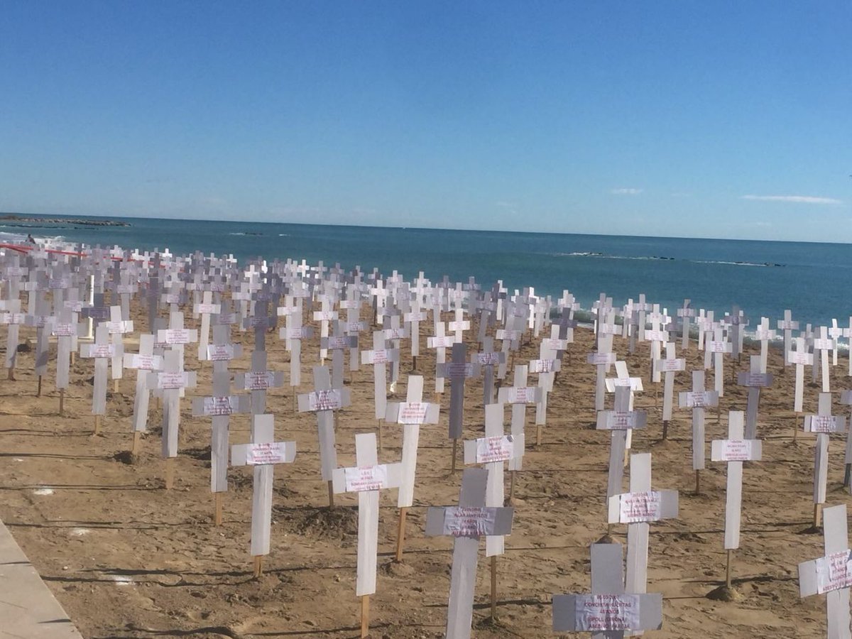 #Vinaros-eko hondartzan 739 gurutze, 739 izen-abizen, 10 urtetan eraildako emakumeak.
#M8 #8M