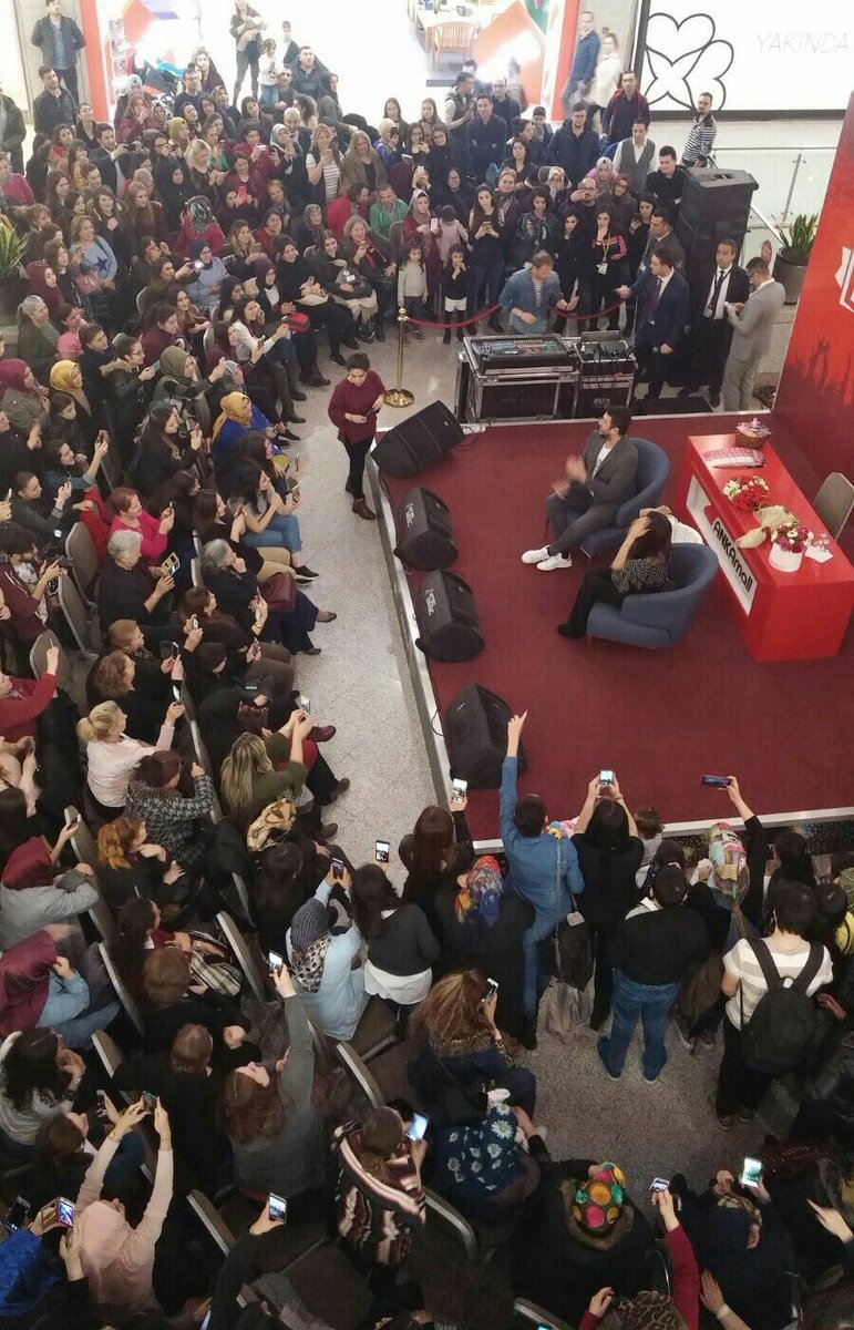 avmANKAmall's tweet photo. Sevilen oyuncu Onur Büyüktopçu, Didem Delen sunuculuğunda gerçekleşen söyleşi için #ANKAmall'da hayranlarıyla buluştu. @onurbuyuktopcu @ddelen @banunoyan_ 
#KadınlarGünü #OnurBüyüktopçu #DidemDelen #ankara #8Mart #DünyaKadınlarGünü #OnurBüyüktopçuANKAmallda #DidemDelenANKAmallda https://t.co/3IVlLr13X6