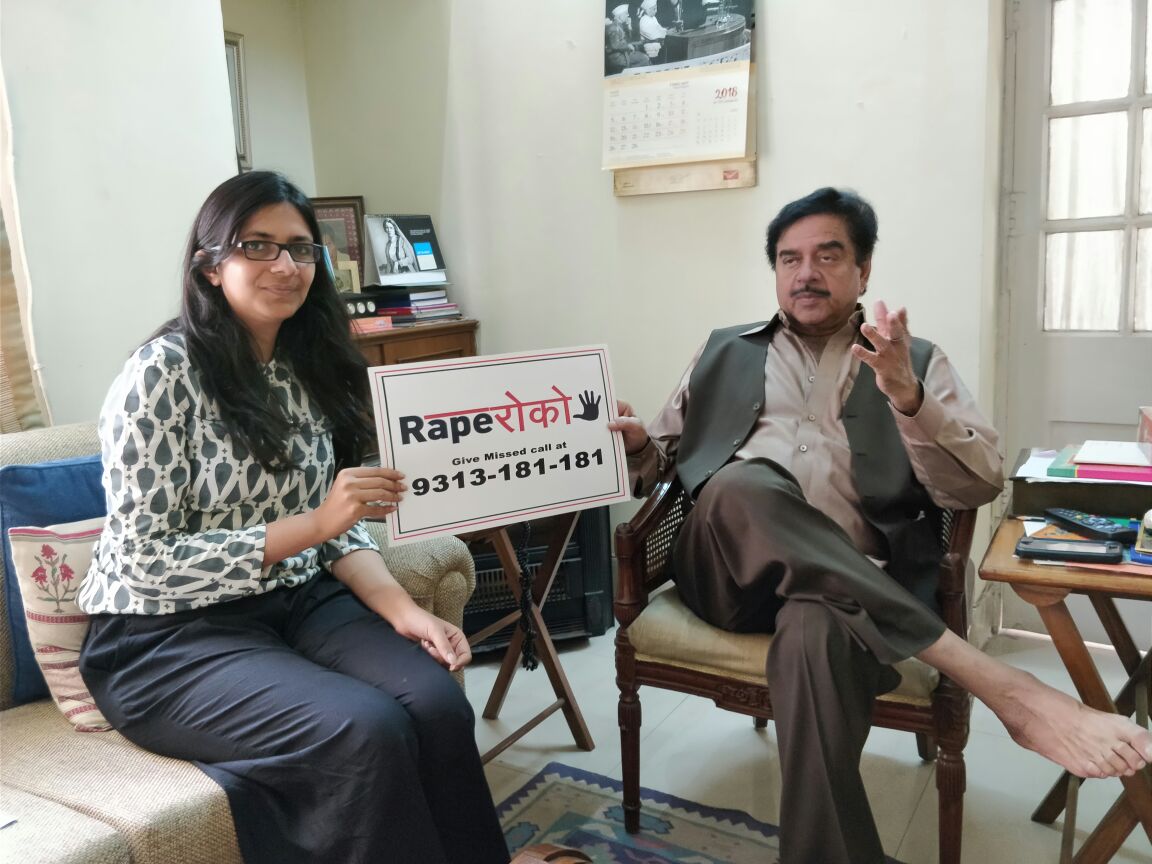 #RapesinIndia. #RapeRoko #RapeRokoIndia
दिल्ली महिला आयोग के रेप रोको आंदोलन को बीजेपी सांसद शत्रुघ्न सिन्हा का साथ मिला। पहले भी कई बडी हस्तियां इसका समर्थन कर रही है।भला कोई समझदार छोटी बच्चियों के बलात्कारियों को शीघ्र/सख्त सजा का समर्थन क्यों न करेगा?
पर सरकार क्यों मौन? 😈😈