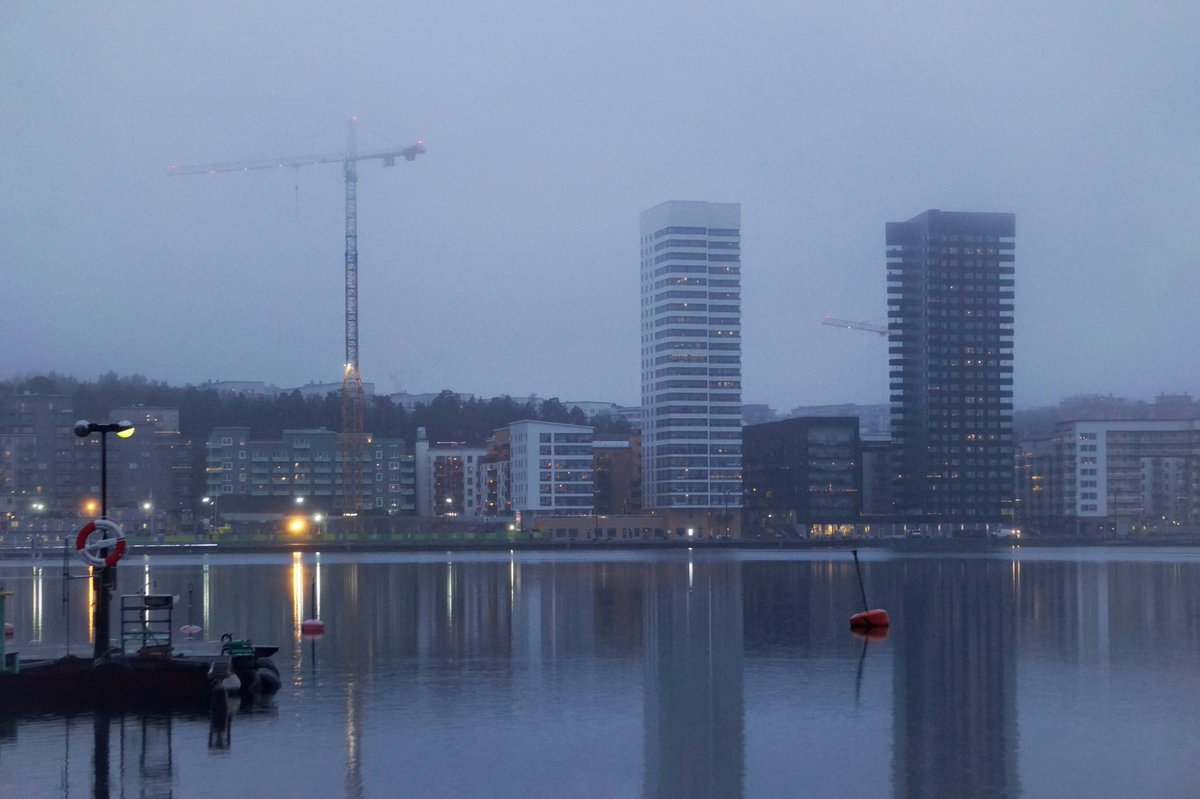 felixfsantistev's tweet photo. RT https://t.co/sd4Ywowsj2 #walkbyshooting #walkbyshootings #photography #SonyA6000 #stockholm #sweden #foggy #foggymorning #morning #sea #reflection #water #buildings #lights #lightreflect… https://t.co/VNdbMSsyh5