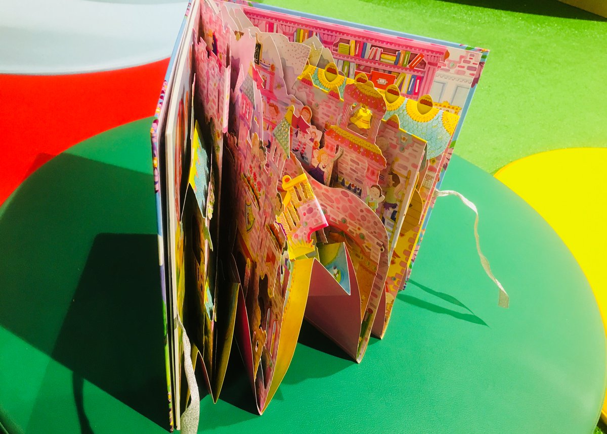 Way書店天理店 児童書コーナーから仕掛け絵本のご紹介です ようせいのまほうがっこう 大日本絵画 Dainipponkaiga 可愛らしい表紙の中にはダイナミックなようせいたちが 女の子は大喜び間違いなし 大人も見て楽しめる仕掛けを是非店頭でご覧