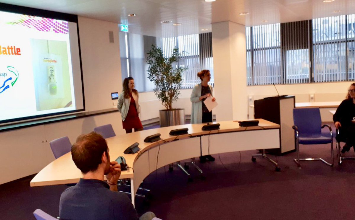 Klimaatverbond's tweet photo. Vandaag overhandigde Waterschap De Dommel - winnaar van de Energy Battle - een half jaar gratis energiemonitoring en een energieprofiel aan het Summa College in #Eindhoven. Dat gebeurt i.s.m. Van Beek Ingenieurs: https://t.co/bYWU7lEQAM #klimaat #duurzaam https://t.co/qCF4qWsyXc