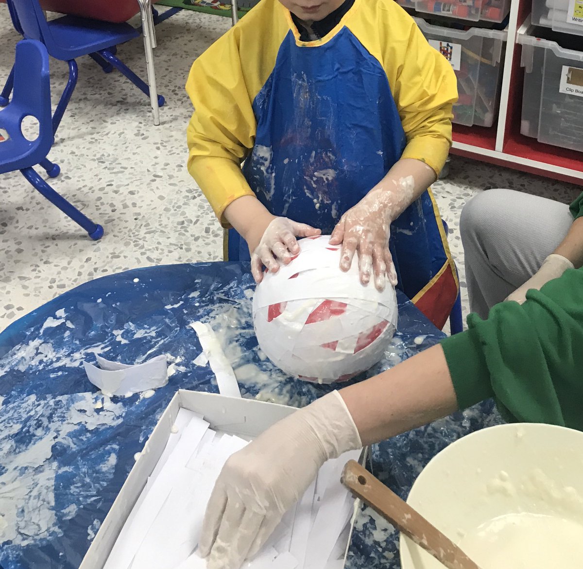 ZGhawi's tweet image. Making our own hard hats to reinforce safety while building! #PreK #BuildingsStudy #acsamman #FunLearning #paperMache
