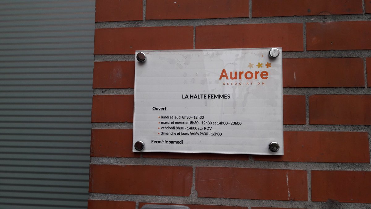 leafiloche's tweet photo. Visite de lieux d'accueil, temporaires ou d'urgence, de #femmes doublement vulnérables car en #situationderue et/ou #victimesdeviolences. Les services sociaux et #associations qui reçoivent et accompagnent de manière inconditionnelle sont indispensables #ontravaille #oncontinue https://t.co/DSJyvaEzxT