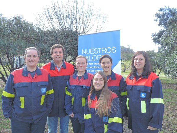 Alcoa's tweet photo. Today and every day Alcoa celebrates women and a culture of inclusiveness. Here are members of our Coruna, Spain, leadership team and Alcoans from Australia pressing for progress on #InternationalWomensDay2018.   #PressforProgress  #elementofpossibility https://t.co/jJsAVQXIwl