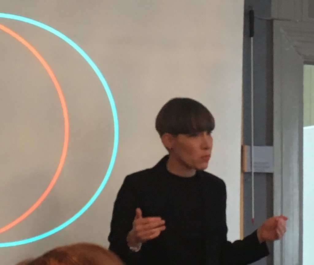 KarinRoding's tweet photo. @renaissance3_0 Nästa pass #HeLP8 introduceras av @FredrikHrstedt som blir @darjaisaksson som talar om 3L https://t.co/U3LsPkFjgu