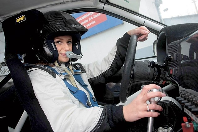 balkan_auto's tweet photo. 1. Janet Guthrie – inžinjer avijacije i prva žena koja se kvalifikovala za Indinapolis i Dayton 500 trke
2. Danica Patrick – najuspešnija žena u istoriji relija i prva koja je pobedila u IndyCar trci
3. Jovana Jovanović – jedini ženski reli vozač u Srbiji 

#8mart 🌹 https://t.co/ywjzGHr7O0