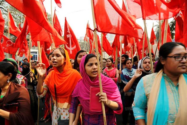 eldiarioes's tweet photo. Estas mujeres que fabrican tu ropa saldrán a la calle el #8Marzo contra su explotación laboral https://t.co/MTAiwXuKzz En @desalambre #DiaDeLaMujer https://t.co/uKWBkXQeHJ