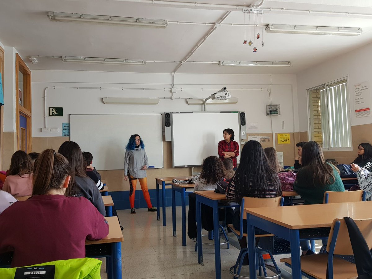 dgeUGR's tweet photo. Ayer nuestra comisión de igualdad fue a #Baza con su proyecto #GirlsForScience, para fomentar la presencia femenina en las titulaciones de ciencias e ingeniería. #YesWomenCan 💪 https://t.co/CoVOzjMm7l