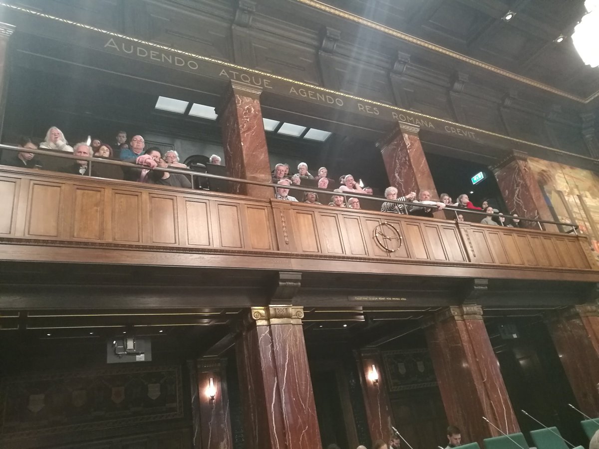 Wielewalers op het stadhuis voor een debat over de veiligheid en leefbaarheid van hun wijk. #raad010 #wielewaal