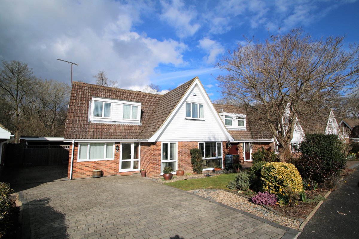 #locationoftheweek This A-mazing property is situated in Haffenden Road just a few minutes walk from Tenterden High Street #locationlocationlocation